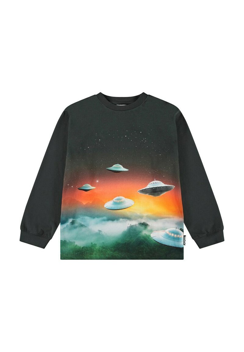 Zwarte lange mouwen t-shirt met een kleurrafiek van UFO's tegen een oranje en groene ruimteachtergrond met sterrenaccenten.