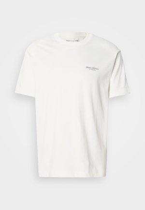 Tricou din bumbac cu guler rotund, de culoare albă-crem, cu mâneci scurte. Prezintă un mic logo gri pe piept. Textură netedă și croială clasică.