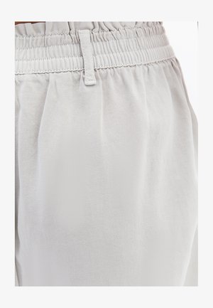 Hellgrauer, strukturierten Stoff mit einem elastischen Bund. Verfügt über eine lockere Passform und ein plissiertes Design für zusätzlichen Komfort. Keine sichtbaren Taschen oder Verzierungen.