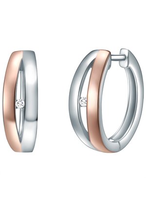 Huggie-Ohrringe mit einem verwobenen Design aus Silber und Roségold, das einen kleinen Diamantakzent in der Mitte hervorhebt. Glatte Textur.