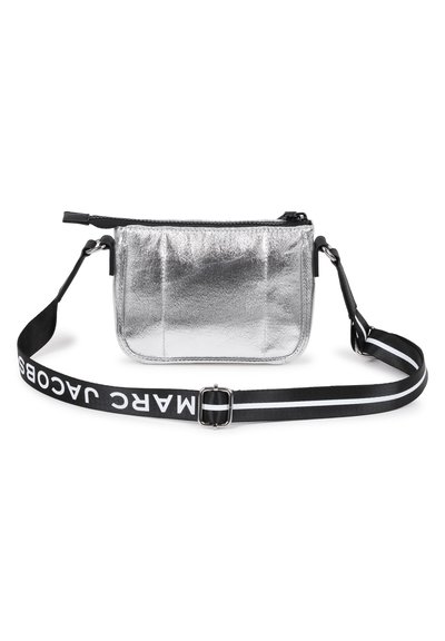 Ασημί μεταλλική τσάντα pouch με κλείσιμο με φερμουάρ, που διαθέτει μαύρο ιμάντα με λευκό κείμενο και ασημί μεταλλικά διακοσμητικά.