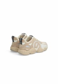 Beige sneakers met een bovenwerk van mesh en suede, ronde neus, chunky rubberen zool en een zwart trekbandje aan de hak met "NO NAME" tekst.