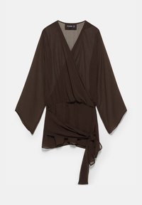 Blouse marron à manches longues portefeuille avec un col en V profond et une ceinture nouée à la taille, en tissu léger et semi-transparent.