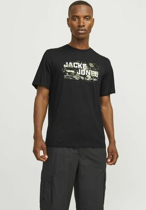 Schwarzes Baumwoll-T-Shirt mit Tarnmuster und "JACK & JONES" in fettem weißen Schriftzug. Kurze Ärmel und normale Passform.
