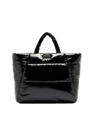 Borsa a tracolla nera imbottita con finitura lucida, caratterizzata da strisce orizzontali testurizzate e due manici corti. Include un accento con il logo nella parte anteriore.