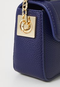 Love Moschino CHAIN DETAIL - Borsa a mano - blue