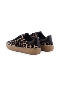 Leopardenmuster-Sneaker mit schwarzen Lederakzenten, strukturiertem Obermaterial und einer beigen Gummisohle. Runde Zehenform und Schnürdesign.