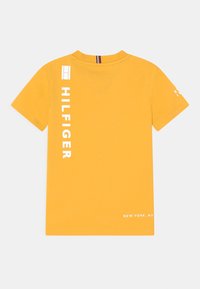 Tommy Hilfiger MULTI PLACEMENT TEE - Triko s potiskem - yielding yellow