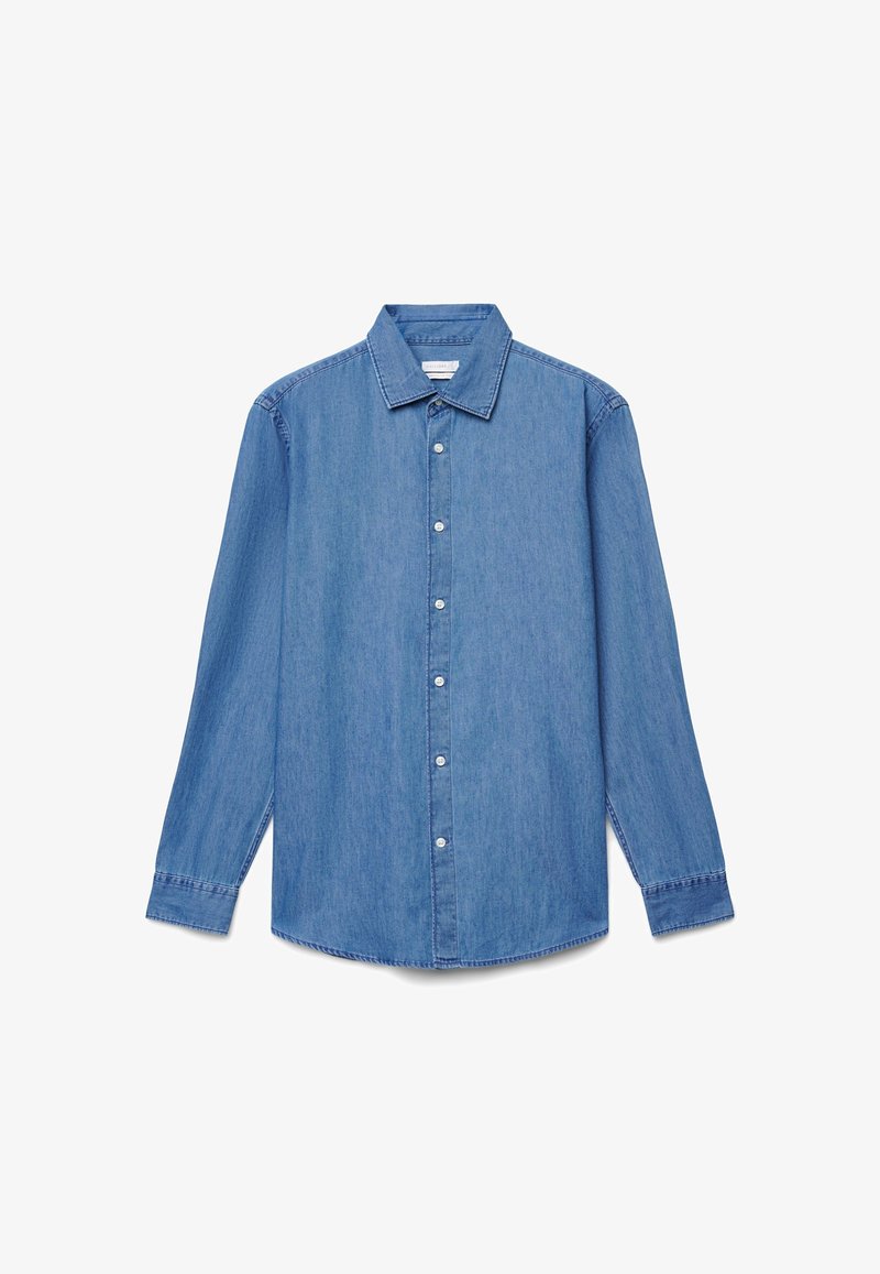 Hellblaues Jeanshemd mit langen Ärmeln, durchgehendem Knopfverschluss, spitzem Kragen und abgerundetem Saum. Mit feiner Nahtarbeit und glatter Textur.