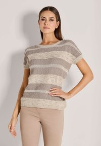 Korte mouwen gebreide top in beige en taupe strepen. Zachte, gestructureerde stof met een ronde halslijn en subtiele patroonaccenten.