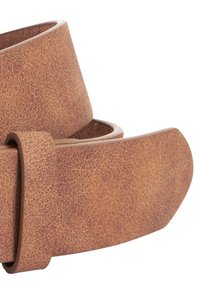 Ceinture en cuir marron avec une surface texturée, présentant une extrémité lisse et arrondie ainsi qu'une boucle sécurisée pour ajuster la longueur.