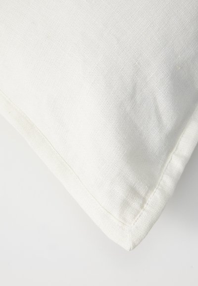 Vierkante, witte kussen met een gestructureerde linnen stof en schone doorgestikte randen, met een minimalistisch ontwerp en een zachte oppervlakte.
