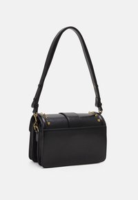 Svart läderhandväska med guldfärgade nitar på locket, justerbar axelrem och design med tre fack mot vit bakgrund.