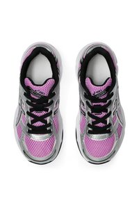 Grå och silver atletiska skor med rosa nätpaneler, svarta snören och en texturerad sula. Lättviktsdesign för komfort och stöd.