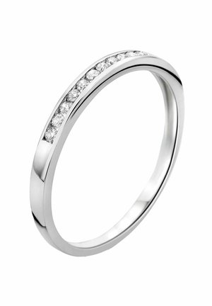 Silberner Ring mit einem eleganten, abgerundeten Design und einer Reihe kleiner klarer Kristalle entlang der Vorderkante, glatte und polierte Oberfläche.