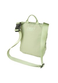 Mochila verde claro con una textura suave, que cuenta con un compartimento principal, un asa superior y una correa ajustable con un clip negro.