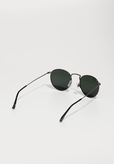 Ochelari de soare black metal cu lentile verzi rotunde, brațe subțiri și suporturi de nas ajustabile. Prezintă o textură netedă și un design minimalist.