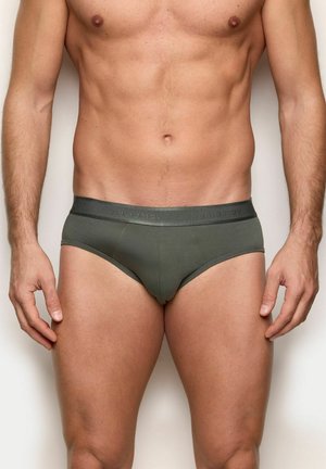 Calzoncillos verdes oliva para hombre hechos de tela suave con una pretina elástica y lisa que presenta una marca sutil. Diseño clásico de calzoncillo con ajuste ceñido.