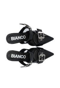 Zwarte gepatineerde leren hielmules met spitse neuzen, enkelbandjes en accenten van zilveren gespen. Het "BIANCO" logo is zichtbaar op de binnenzolen.