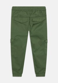 Groene cargobroek met een elastische tailleband, voorzien van twee achterzakken, zijzakken en een smalle enkel voor een taps toelopende pasvorm.