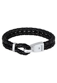 Svart flätad läderarmband med en silverfärgad spänne och en liten ingraverad logo. Det har en texturerad design och en cirkulär stängning.