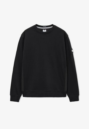 Czarna bluza z długim rękawem i okrągłym dekoltem, ze ściągaczami przy mankietach, małą naszywką na lewym rękawie oraz detalem z tkaniny na szwach ramion.