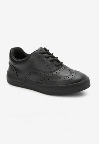Czarne skórzane sneakersy z perforowanymi akcentami, okrągłym noskiem, płaską gumową podeszwą i tradycyjnym zapięciem na sznurówki. Gładka tekstura, klasyczny design.
