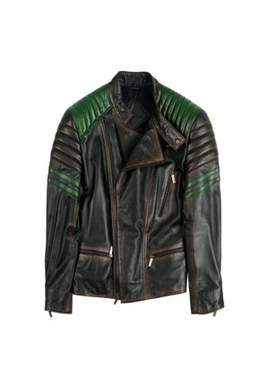 Giacca da moto in pelle marrone con accenti verdi trapuntati sulle spalle e cerniere laterali, completata da strisce orizzontali verdi sulle maniche.
