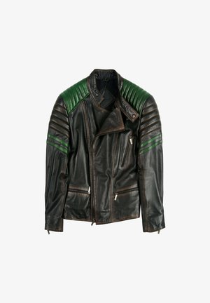 Bruine leren motorjack met groene gewatteerde schouderaccenten en zijritsen, voorzien van horizontale groene strepen op de mouwen.