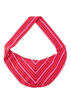 Mascarilla de tela con rayas rojas y rosas con lazos ajustables para las orejas, colocada plana sobre un fondo blanco.