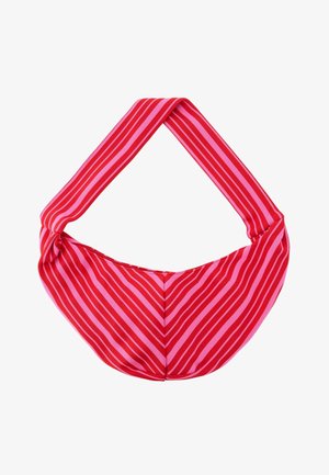 Mascarilla de tela con rayas rojas y rosas con lazos ajustables para las orejas, colocada plana sobre un fondo blanco.