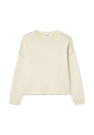 Jersey de manga larga color crema con cuello redondo acanalado y adornos de tachuelas plateadas en los hombros. Tela suave y tejida.