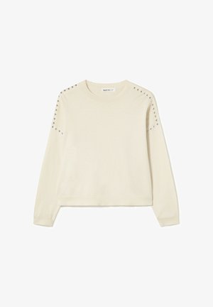 Jersey de manga larga color crema con cuello redondo acanalado y adornos de tachuelas plateadas en los hombros. Tela suave y tejida.