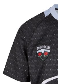 Juodas sportinis marškinėliai su geometriniu raštu, šviesiai mėlynu apykakle ir logotipu "BROOKLYN" bei rožių grafika kairėje krūtinės pusėje.