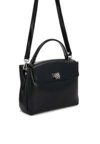 Sort læderhåndtaske med topgreb og aftagelig skulderrem, med en sølvfarvet lås på frontklappen.