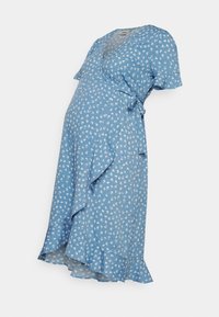 Hellblaues Wickelkleid für die Schwangerschaft mit weißem Blumenmuster, kurzen Rüschensäumen, Bindeband in der Taille und ausgestelltem Saum.