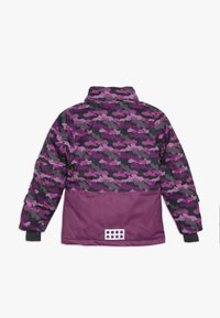 Giacca viola a fantasia con un mix di design in mimetica rosa, grigia e nera, con una parte inferiore solida viola e cinque accenti circolari.