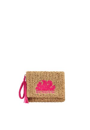 Piccola clutch beige intrecciata con cinturino da polso con nappine rosa vivace e logo rosa con la scritta "SUNDEK" sulla patta frontale.