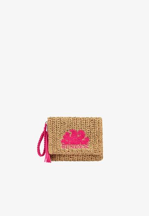 Piccola clutch beige intrecciata con cinturino da polso con nappine rosa vivace e logo rosa con la scritta "SUNDEK" sulla patta frontale.