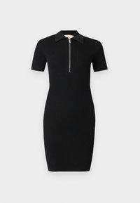 Črna kratka obleka z rebrastim vzorcem, z ovratnikom in srebrnim zadrgo spredaj, oprijeta silhueta, dolžine do kolen na belem ozadju.