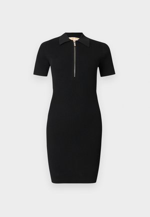 Schwarzes, kurzärmliges, geripptes Kleid mit Kragen und vorderem silbernem Reißverschluss, figurbetonte Silhouette, knielang, auf weißem Hintergrund.