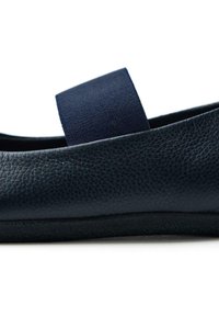 Scarpa piatta blu navy in pelle testurizzata, con una morbida fascia in tessuto e suola in gomma a profilo basso, evidenziando un design minimalista.