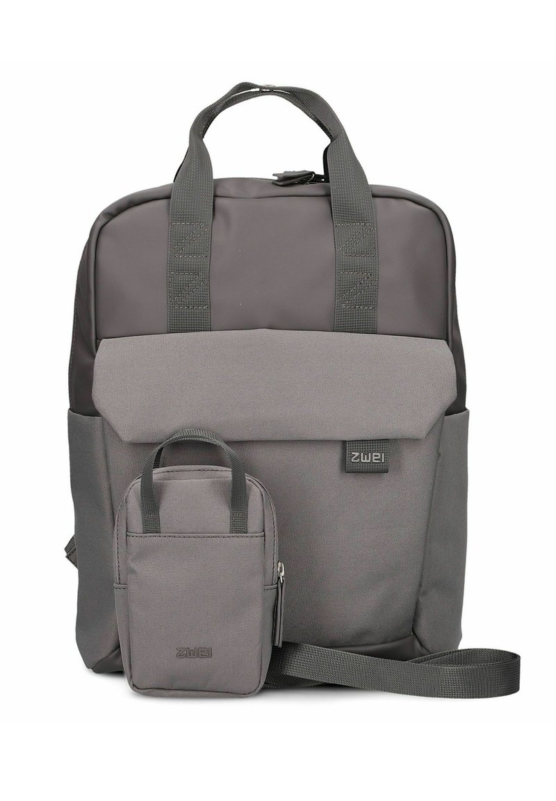 Mochila de tela gris con un bolsillo frontal, dos asas en la parte superior y correa de hombro ajustable. Presenta un diseño simple y un tamaño moderado.