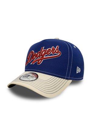 Gorra de béisbol ajustable azul y beige con texto rojo "Dodgers" en el frente, logo de New Era en el lateral y pegatina en la visera.