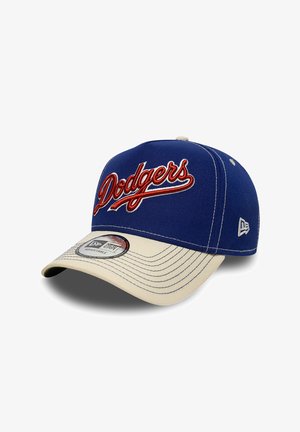 Gorra de béisbol ajustable azul y beige con texto rojo "Dodgers" en el frente, logo de New Era en el lateral y pegatina en la visera.