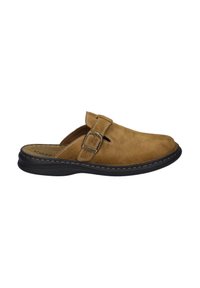 Hnědé semišové slip-on boty s kulatou špičkou, detailem pásku a přezkou, a černou gumovou podrážkou. Prošité akcenty podél okraje.