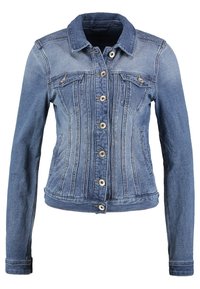Chaqueta de mezclilla, color azul claro, cierre de botones, mangas largas, dos bolsillos en el pecho, costuras estructuradas y un diseño de cuello clásico.