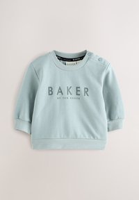 Sweat-shirt bleu clair à manches longues en tissu doux, avec un col rond, un détail à boutons-pression à l'épaule, et le logo "BAKER" à l'avant.