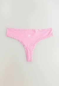 Chilot tanga roz cu dantelă și o mică fundă albă centrată în față, pe un fundal simplu.