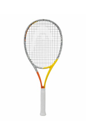 Raquette de tennis avec une prise blanche, un cadre gris avec des motifs graffiti, et des accents orange et jaune sur la gorge et la tête.
